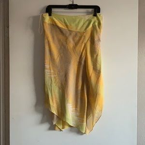 Silk yellow/nude/line patterned skirt.